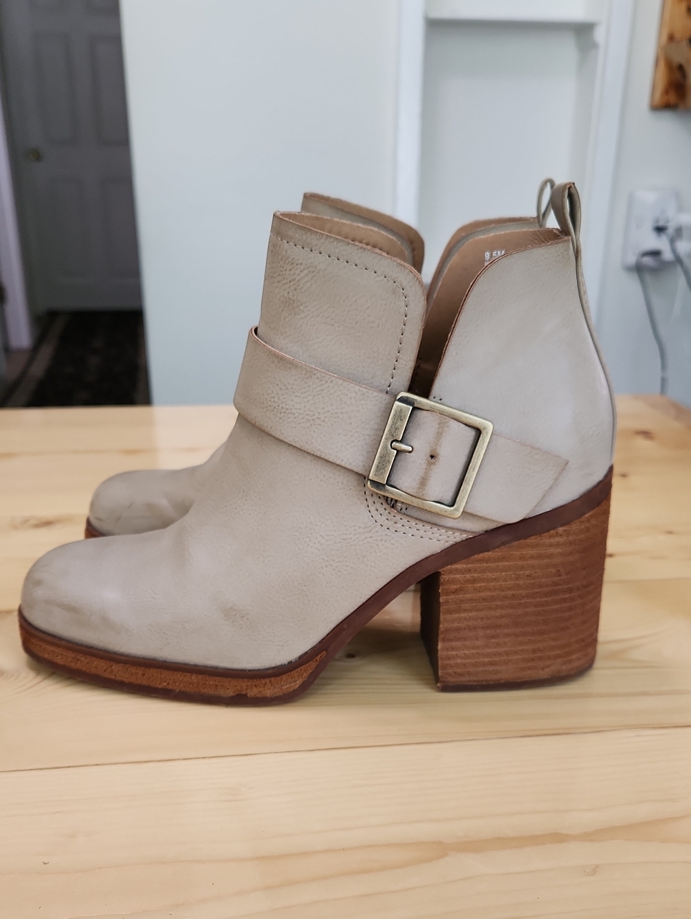 Korks Kari Block Heel Ankle Booties Cream Taupe Buckle Square Toe Size 9.5 - Picture 4 of 17